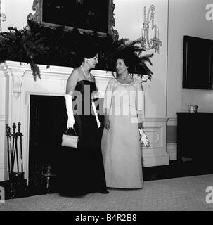 Prinzessin Margaret November 1965 mit Präsident Lyndon B Johnson s Frau Ladybird Johnson bei einem Empfang im Weißen Haus in Washington USA Stockfoto