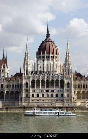 Parlamentsgebäude in Ungarn, die drittgrößte in Europa, mit der Donau Stockfoto