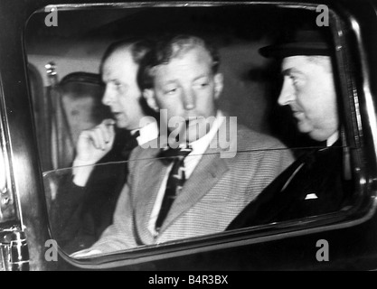 Neville George Clevely Heath Mörder Juni 1946 Neville Heath zwischen zwei Polizisten in einem Auto sitzend, als er die West Londn Polizeigericht gehängt wegen Mordes an Frau Margery Gardner 1940er Jahren verlässt Stockfoto