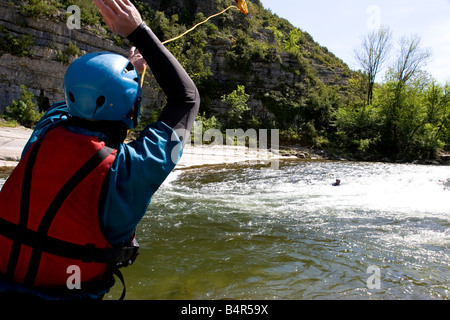 Kajak-Paddler üben Fluss rettet auf bewegtem Wasser Stockfoto