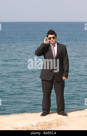 Mann im Anzug kaufen am Meer Stockfoto