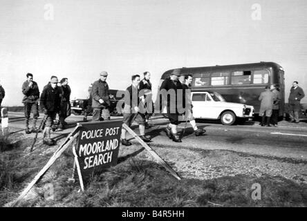 Kriminalität Mord Moors Murders Opfer Ian Brady Myra Hindley A Suchtrupp zu verlassen, von der Polizei Kontrolle van die Mauren für fehlende Internaten geglaubt getötet von Ian Brady und Myra Hindley suchen Stockfoto