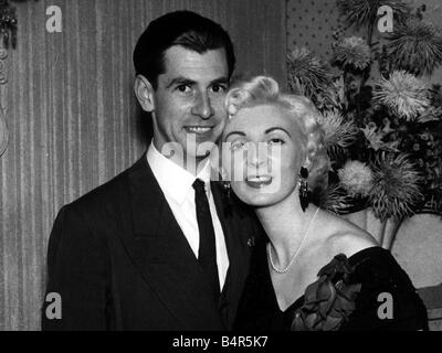 Geburtstag 13. Juli 1955 Nachtclub Gastgeberin Ruth Ellis wird die letzte Frau in Großbritannien ausgeführt um Holloway Gefängnis für den Mord an ihrem geliebten David Blakely OPS Ruth Ellis mit Freund David Blakely im kleinen Club in London 1955 Ellis wurde wegen Mordes angeklagt und zu den Dreharbeiten Blakely in Holloway Gefängnis gehängt gehängt werden Stockfoto