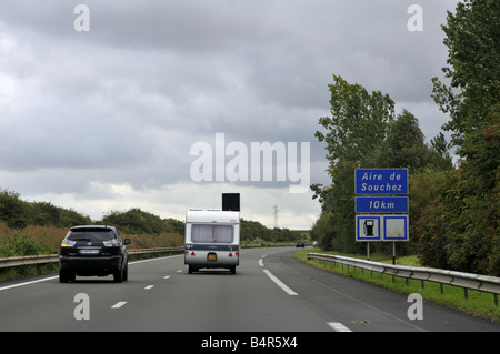 Ein Wohnwagen auf der Autobahn A26 Französisch ist nur 10 km entfernt von Souchez Raststätte und Tankstelle Stockfoto