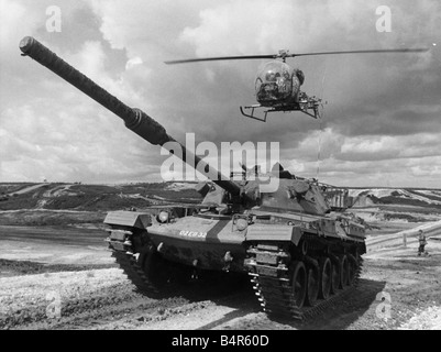 Ein Chieftan Panzer der königlichen Amoured Corp gesehen hier Übung mit einem Armee-Hubschrauber August 1966 Stockfoto