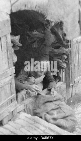 Ein Schuster bei der Arbeit in Jerusalam Circa 1935 Stockfoto