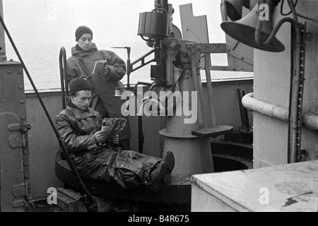 Das Leben an Bord einer Royal Navy Corvette eskortieren eines Konvois über den Atlantik auf der Höhe der U-Boot-Offensive gegen das Vereinigte Königreich im August 1942 unser Bild zeigt Kanoniere Zeitvertreib bei ihrer Aktion Station lesen Crayford OL568A 12 Stockfoto