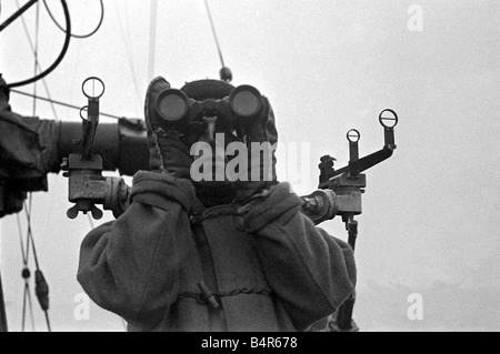 Das Leben an Bord einer Royal Navy Corvette eskortieren eines Konvois über den Atlantik auf der Höhe der U-Boot-Offensive gegen das Vereinigte Königreich im August 1942 unser Bild zeigt A-Segler auf der Suche nach feindlichen Flugzeugen Stockfoto