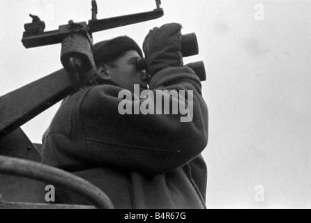 Das Leben an Bord einer Royal Navy Corvette eskortieren eines Konvois über den Atlantik auf der Höhe der U Boot Offensive gegen das Vereinigte Königreich unser Bild zeigt A Seemann auf der Suche nach feindlichen Flugzeugen Stockfoto