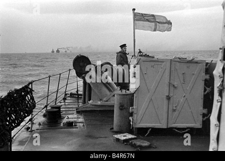 Das Leben an Bord einer Royal Navy Corvette eskortieren eines Konvois über den Atlantik auf der Höhe der U-Boot-Offensive gegen das Vereinigte Königreich in Weltkrieg 2. August 1942 unser Bild zeigt die Wasserbomben angeordnet um das Heck des Schiffes WW2 Konvoi Stockfoto