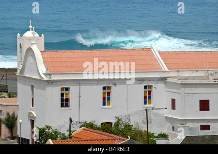 Weiße Kirche von Ponta do Sol mit dem Atlantischen Ozean dahinter auf der Insel Sao Antao Kap Verde Oktober 2006 Stockfoto