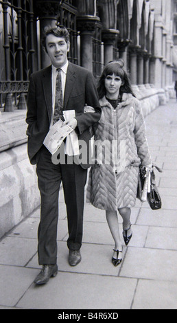 Komiker Schauspieler und Verleger Peter Cook mit seiner Frau Wendy, die hier zu sehen, während der Lord Russell Verleumdung gegen Privatdetektiv Magazin Eigentümerin Cook Februar 1966 Stockfoto