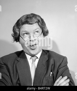 Komiker Benny Hill abgebildet zu Hause das Tragen einer Perücke und Brille Mai 1958 Stockfoto