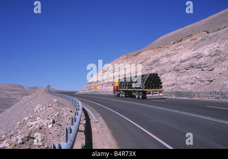 LKW mit Abflussrohren auf dem Panamerikanischen Highway/Ruta 5 zwischen Iquique und Arica, Chile Stockfoto