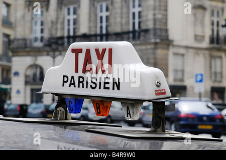 Ein Paris-Taxi anmelden Stockfoto