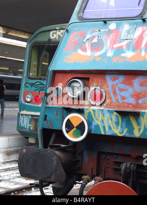 Bahn-Wagen und Türen bedeckt mit Graffiti in Italien Stockfoto