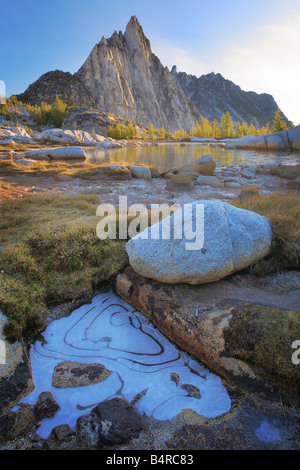 Gefrorene Pfütze in der Nähe von Gnome Tarn und Prusik Peak im Bereich Verzauberung Seen des alpinen Seen Wildnis, Washington Stockfoto