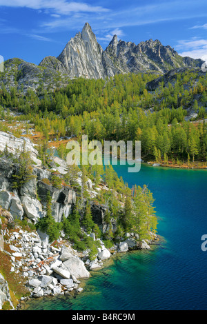 Perfektion-See und Prusik Peak im Bereich Verzauberung Seen des alpinen Seen Wildnis, Washington Stockfoto