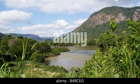 Landschaft im mittleren Tal der Itajai Fluss Santa Catarina in Brasilien Stockfoto