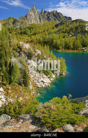 Perfektion-See und Prusik Peak im Bereich Verzauberung Seen des alpinen Seen Wildnis, Washington Stockfoto