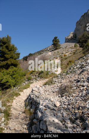 Geröllhalde und Pfad zu Els Frares rock Zinnen, Comtat, Provinz Alicante, Comunidad Valenciana, Sierra de Serrella, Spanien Stockfoto