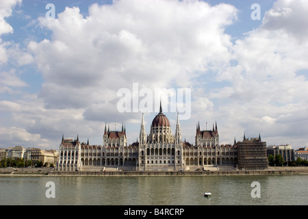 Parlamentsgebäude in Ungarn, die drittgrößte in Europa, mit der Donau Stockfoto