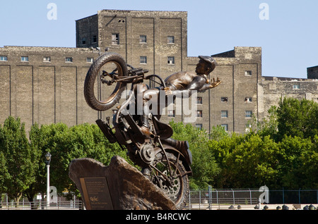 Hill Climbing Statue vor dem Eingang zum Harley-Davidson Museum in Milwaukee, Wisconsin, USA Stockfoto