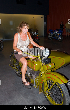 Frau Reiten Vintage Harley-Davidson im Unternehmen Museum in Milwaukee, Wisconsin, USA Stockfoto