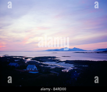 Die Insel Rum (Rhum) und Eigg aus Portuaik, Ardnamurchan, Schottland. Stockfoto