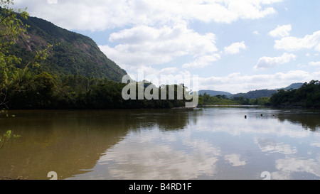 Landschaft im mittleren Tal der Itajai Fluss Santa Catarina in Brasilien Stockfoto