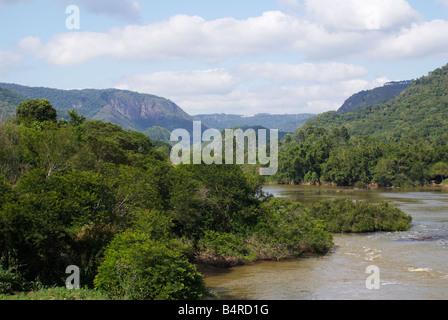 Landschaft im mittleren Tal der Itajai Fluss Santa Catarina in Brasilien Stockfoto