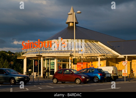 Sainsbury Supermarkt mit Parkplatz Buchten im Vordergrund Stockfoto