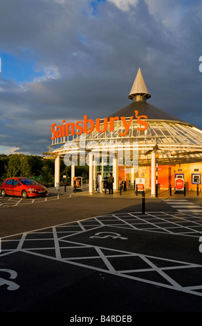 Sainsbury Supermarkt mit Behinderten Parkplätze im Vordergrund Stockfoto