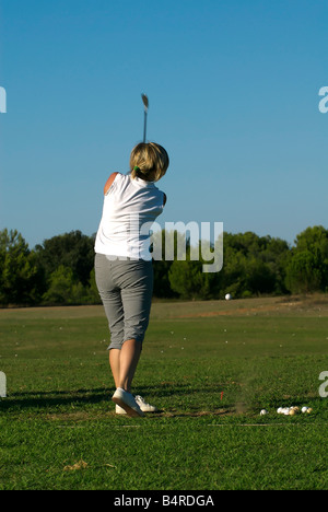 Golfspieler, der einen Schuss Stockfoto