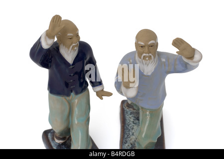 Senioren üben Tai Chi - zwei Figuren über weiß Stockfoto