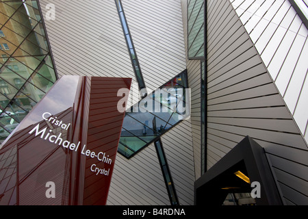 Melden Sie sich außerhalb der Royal Ontario Museum und der Michael A. Lee-Chin Crystal in der Stadt von Toronto, Ontario, Kanada. Stockfoto