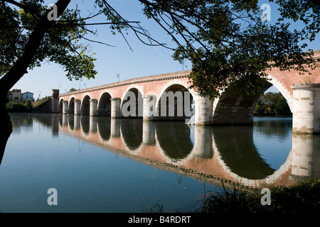 Frankreich. Alte Brücke über den Fluss Tarn bei Moissac Stockfoto