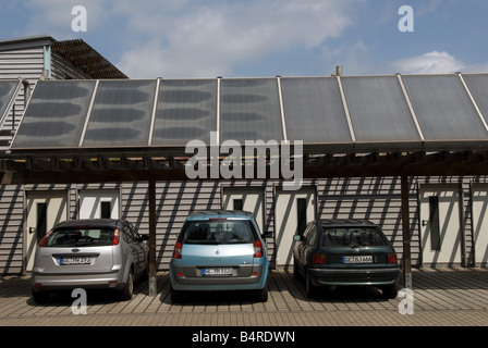 Solar-Panels ausgestattet, ein Car-Port auf einem Solarenergie Wohnsiedlung, Gelsenkirchen-Bismark, Nordrhein-Westfalen, Deutschland. Stockfoto