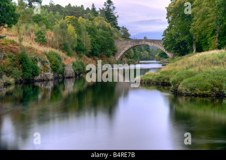 Der River Carron, die viele Angler zum Fischen, aufgenommen in der Dämmerung mit der alten Brücke bei Ardgay in Sutherland, Schottland zu verwenden. Stockfoto