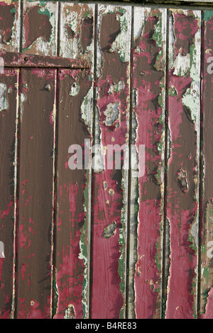 Abblätternde Farbe auf eine alte Tür in dem kleinen Dorf Inverallochy an der Nord-Ost Küste von Schottland Stockfoto