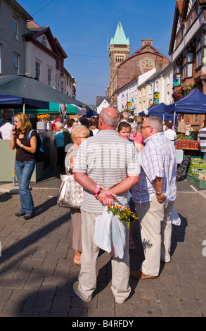 Massen von Menschen Surfen Straßenständen in Abergavenny Food Festival Market Hall im Hintergrund Stockfoto