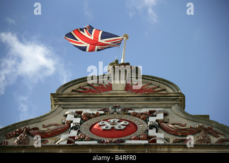 Stadt von Leicester, England. Wappen und Union Jack Flagge über Francis Hames entworfen Leicester Rathaus. Stockfoto