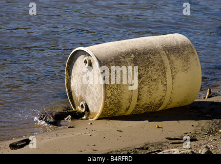 Ein Kunststoff-Fass, das an den Ufern des Mississippi Flusses gewaschen hat. Stockfoto