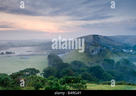 Corfe Castle bei Sonnenaufgang am Sommermorgen aus West Hill Dorset England UK Stockfoto