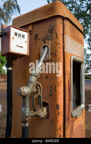 Alten rostigen Kraftstoffpumpe mit Spinnweben wachsen auf der Düse Stockfoto