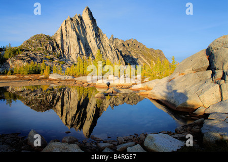 GNOME Tarn und Prusik Peak im Bereich Verzauberung Seen des alpinen Seen Wildnis, Washington Stockfoto