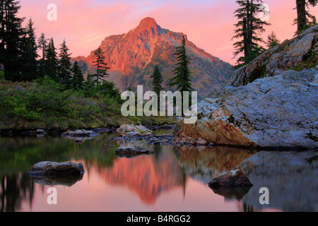 Hohen Box Gipfel von Tarn an Wall Seen im alpinen Seen Wildnisgebiet des Staats Washington gesehen Stockfoto