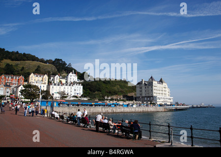 Blick auf den Pier entlang der Parade North Shore Llandudno Conway Clwyd Nord wales uk Stockfoto