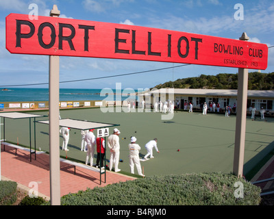 Kegler, gekleidet in weiß spielen Rasen Schalen am Meer bei Port Elliot in South Australia in der Nähe von Adelaide 2008 Stockfoto