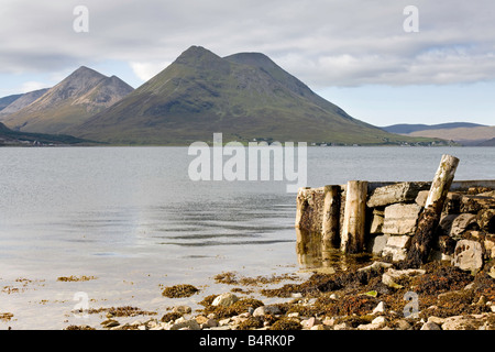 Alte Mole und die Anlegestelle der Fähre auf die Isle of Raasay, Blick auf die Cuillin Berge auf der Isle Of Skye, Schottland Stockfoto